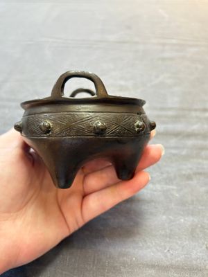 A Chinese archaistic bronze vase and a tripod censer, Yuan — 照片 10