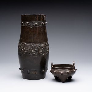 A Chinese archaistic bronze vase and a tripod censer, Yuan — 照片 1