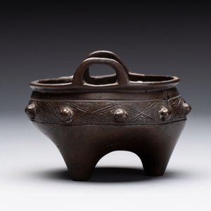 A Chinese archaistic bronze vase and a tripod censer, Yuan — 照片 11