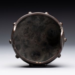 A Chinese archaistic bronze vase and a tripod censer, Yuan — 照片 12