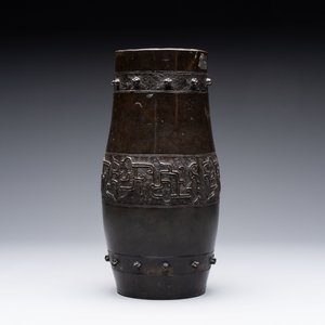 A Chinese archaistic bronze vase and a tripod censer, Yuan — 照片 2