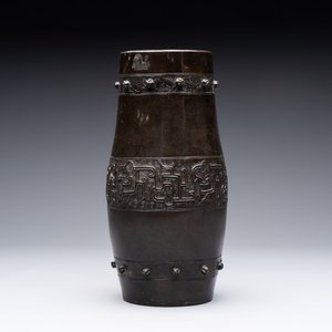 A Chinese archaistic bronze vase and a tripod censer, Yuan — 照片 3