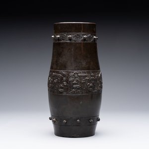 A Chinese archaistic bronze vase and a tripod censer, Yuan — 照片 4