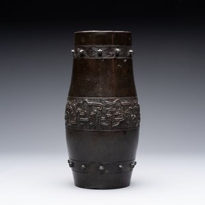 A Chinese archaistic bronze vase and a tripod censer, Yuan — 照片 5