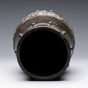 A Chinese archaistic bronze vase and a tripod censer, Yuan — 照片 6