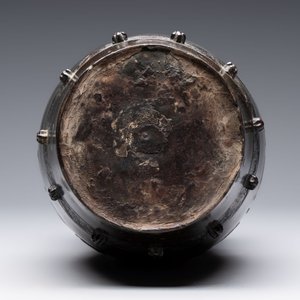A Chinese archaistic bronze vase and a tripod censer, Yuan — 照片 7