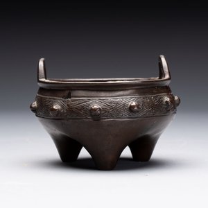 A Chinese archaistic bronze vase and a tripod censer, Yuan — 照片 8