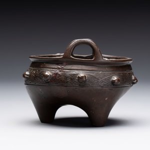 A Chinese archaistic bronze vase and a tripod censer, Yuan — 照片 9