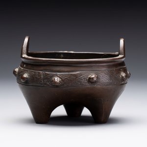 A Chinese archaistic bronze vase and a tripod censer, Yuan — 照片 10