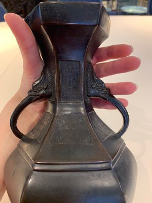 A Chinese archaistic bronze vase and three Japanese bronze vases, 14/18th C. — photo 14