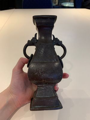 A Chinese archaistic bronze vase and three Japanese bronze vases, 14/18th C. — photo 22