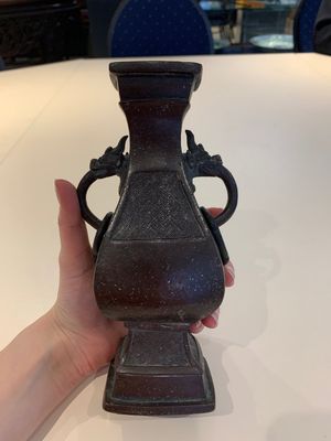 A Chinese archaistic bronze vase and three Japanese bronze vases, 14/18th C. — photo 24