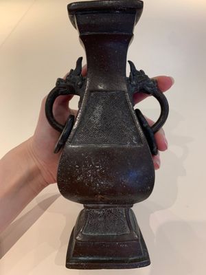 A Chinese archaistic bronze vase and three Japanese bronze vases, 14/18th C. — photo 28
