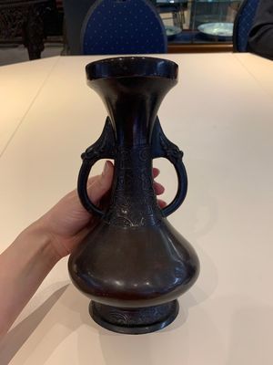 A Chinese archaistic bronze vase and three Japanese bronze vases, 14/18th C. — photo 3