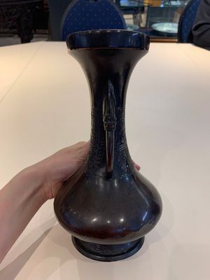 A Chinese archaistic bronze vase and three Japanese bronze vases, 14/18th C. — photo 4