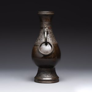 A Chinese archaistic bronze vase and three Japanese bronze vases, 14/18th C. — photo 11
