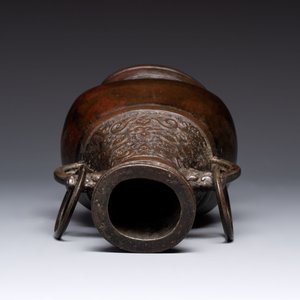 A Chinese archaistic bronze vase and three Japanese bronze vases, 14/18th C. — photo 12