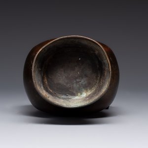 A Chinese archaistic bronze vase and three Japanese bronze vases, 14/18th C. — photo 13