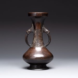 A Chinese archaistic bronze vase and three Japanese bronze vases, 14/18th C. — photo 14