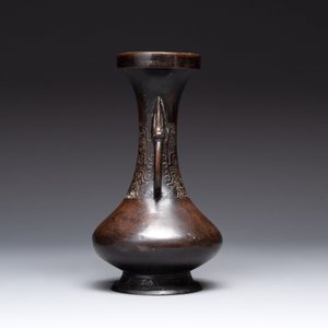 A Chinese archaistic bronze vase and three Japanese bronze vases, 14/18th C. — photo 15