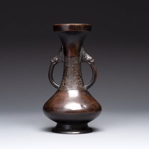 A Chinese archaistic bronze vase and three Japanese bronze vases, 14/18th C. — photo 16