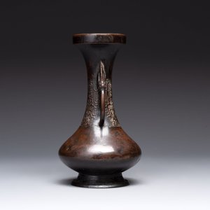 A Chinese archaistic bronze vase and three Japanese bronze vases, 14/18th C. — photo 17