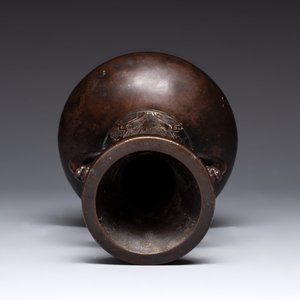 A Chinese archaistic bronze vase and three Japanese bronze vases, 14/18th C. — photo 18