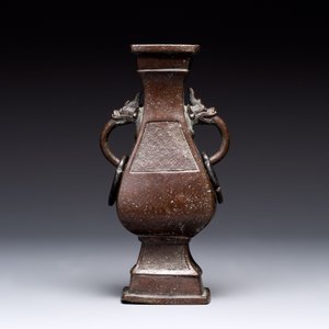 A Chinese archaistic bronze vase and three Japanese bronze vases, 14/18th C. — photo 20