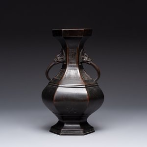 A Chinese archaistic bronze vase and three Japanese bronze vases, 14/18th C. — photo 2