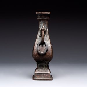 A Chinese archaistic bronze vase and three Japanese bronze vases, 14/18th C. — photo 21