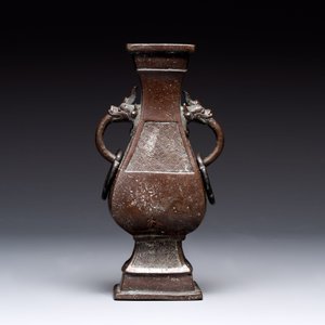 A Chinese archaistic bronze vase and three Japanese bronze vases, 14/18th C. — photo 22
