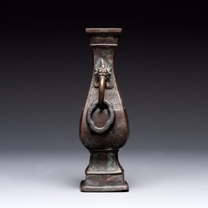 A Chinese archaistic bronze vase and three Japanese bronze vases, 14/18th C. — photo 23