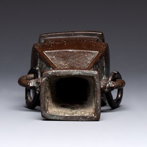 A Chinese archaistic bronze vase and three Japanese bronze vases, 14/18th C. — photo 24