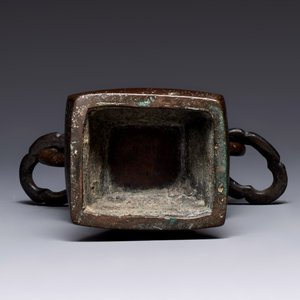 A Chinese archaistic bronze vase and three Japanese bronze vases, 14/18th C. — photo 25