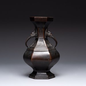 A Chinese archaistic bronze vase and three Japanese bronze vases, 14/18th C. — photo 3