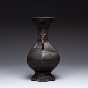 A Chinese archaistic bronze vase and three Japanese bronze vases, 14/18th C. — photo 4