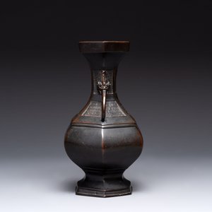 A Chinese archaistic bronze vase and three Japanese bronze vases, 14/18th C. — photo 5