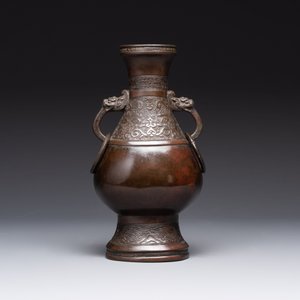 A Chinese archaistic bronze vase and three Japanese bronze vases, 14/18th C. — photo 8