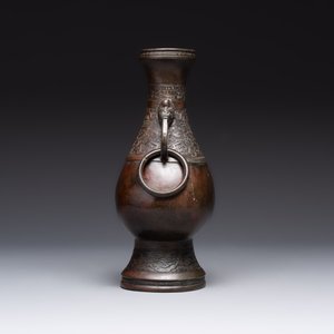 A Chinese archaistic bronze vase and three Japanese bronze vases, 14/18th C. — photo 9