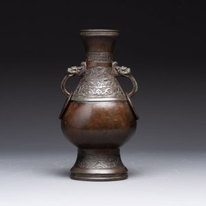 A Chinese archaistic bronze vase and three Japanese bronze vases, 14/18th C. — photo 10