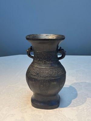 A Chinese archaistic bronze vase, 'Hu 壺', Ming — photo 1