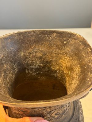 A Chinese archaistic bronze vase, 'Hu 壺', Ming — photo 10