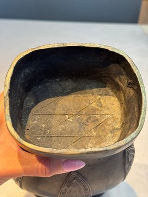 A Chinese archaistic bronze vase, 'Hu 壺', Ming — photo 11