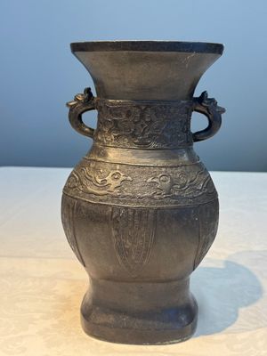 A Chinese archaistic bronze vase, 'Hu 壺', Ming — photo 2