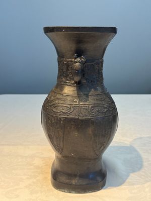 A Chinese archaistic bronze vase, 'Hu 壺', Ming — photo 3
