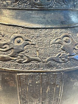 A Chinese archaistic bronze vase, 'Hu 壺', Ming — photo 4