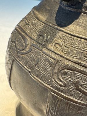 A Chinese archaistic bronze vase, 'Hu 壺', Ming — photo 5