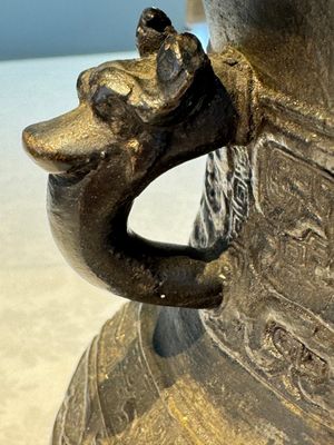 A Chinese archaistic bronze vase, 'Hu 壺', Ming — photo 7