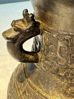 A Chinese archaistic bronze vase, 'Hu 壺', Ming — photo 8