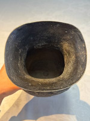A Chinese archaistic bronze vase, 'Hu 壺', Ming — photo 9